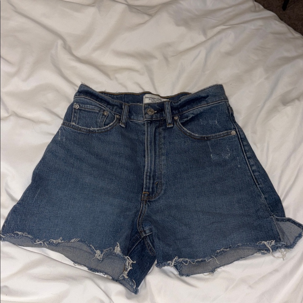 Abercrombie and Fitch 4 inch mom short high rise curve love
